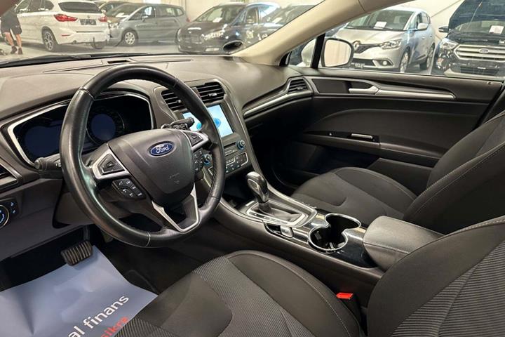 Sølv Ford Mondeo fra 2016