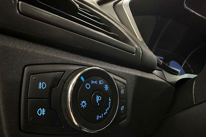 Sølv Ford Mondeo fra 2016