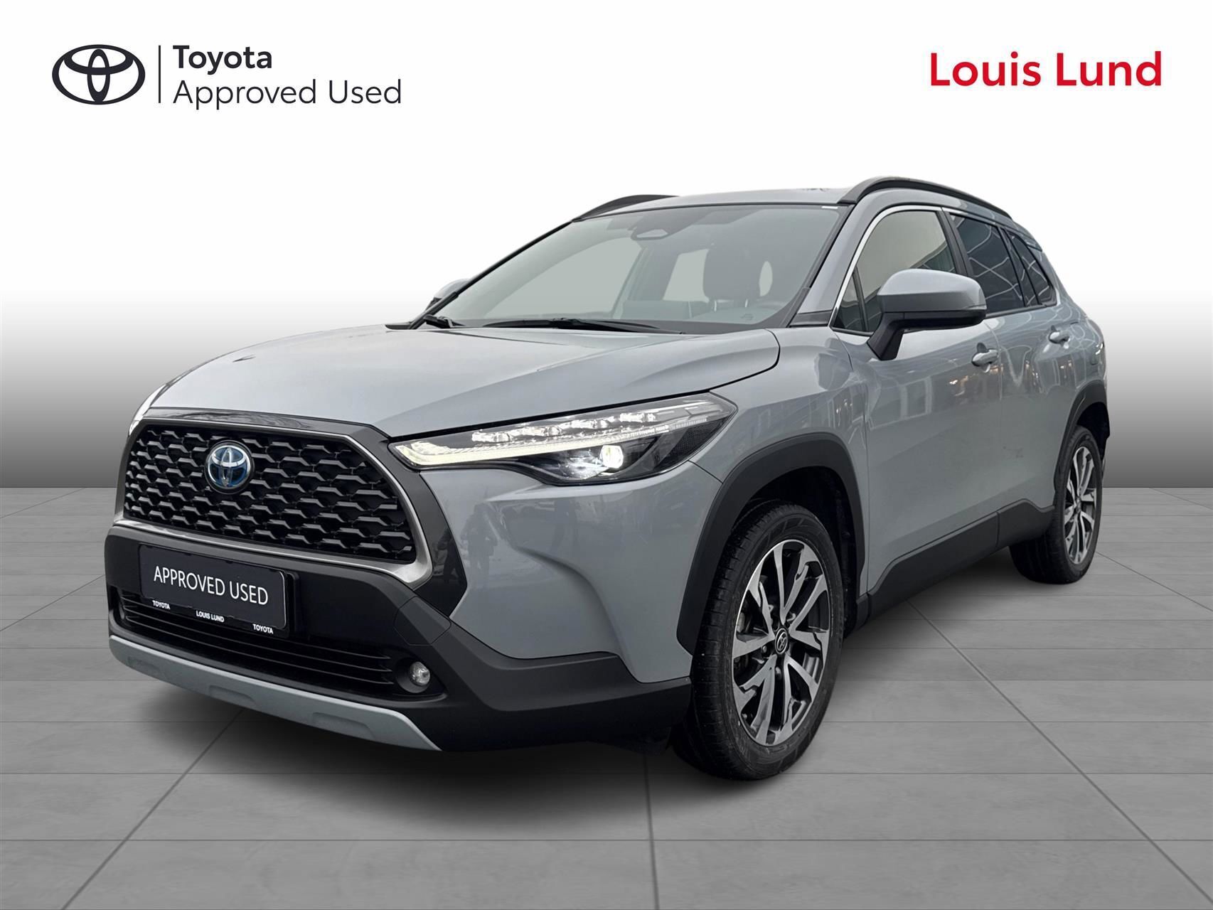Grå Toyota Corolla Cross fra 2023 set udefra