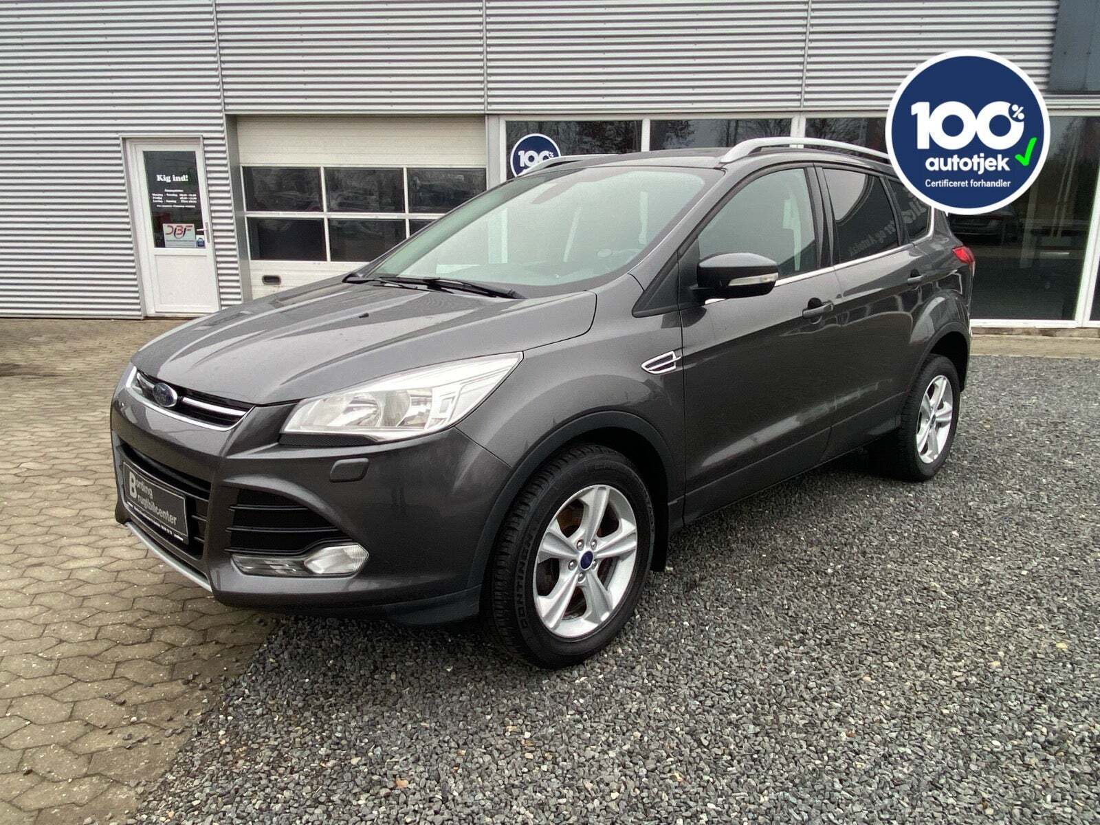 Grå Ford Kuga fra 2015 set udefra