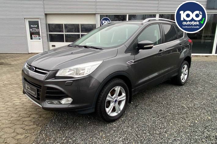 Grå Ford Kuga fra 2015 set udefra