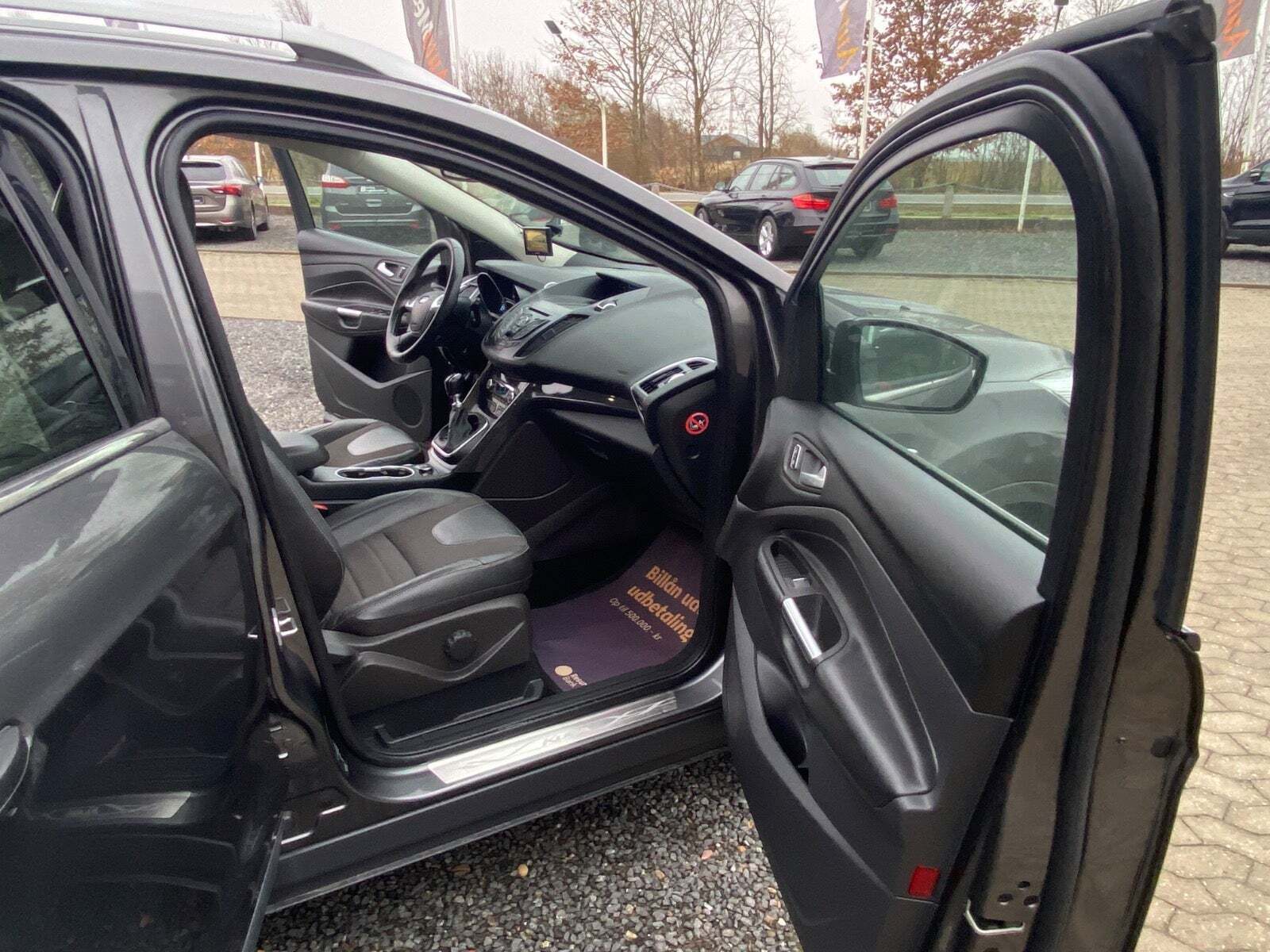 Grå Ford Kuga fra 2015