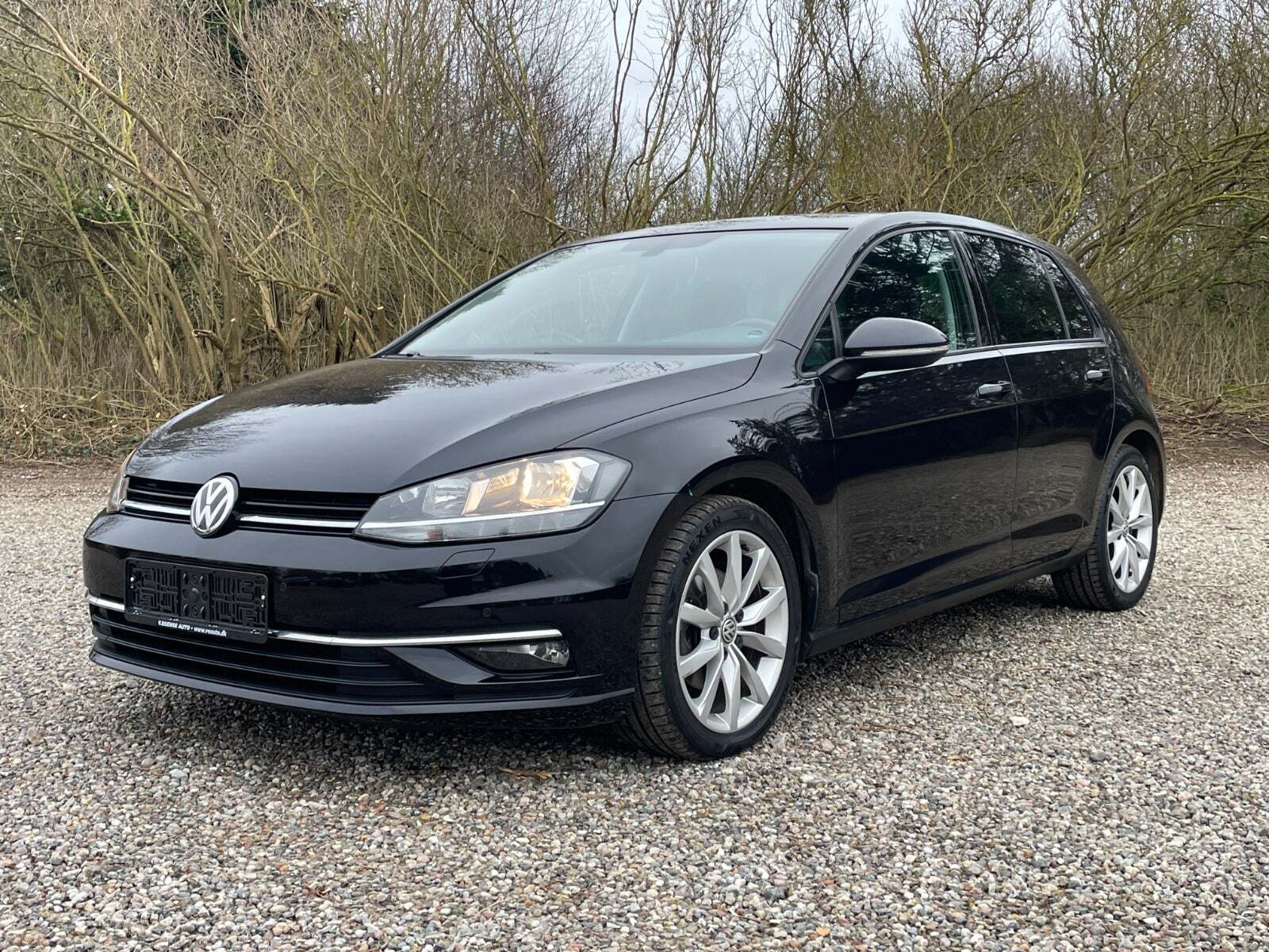 Sort VW Golf VII fra 2019 set udefra