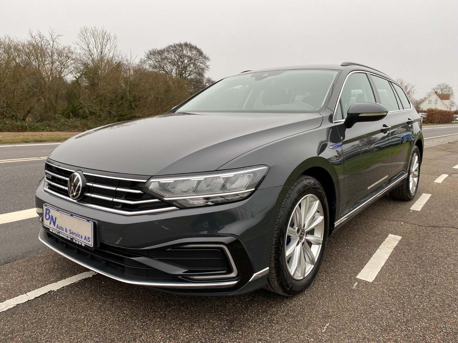 Grå VW Passat fra 2021 set udefra