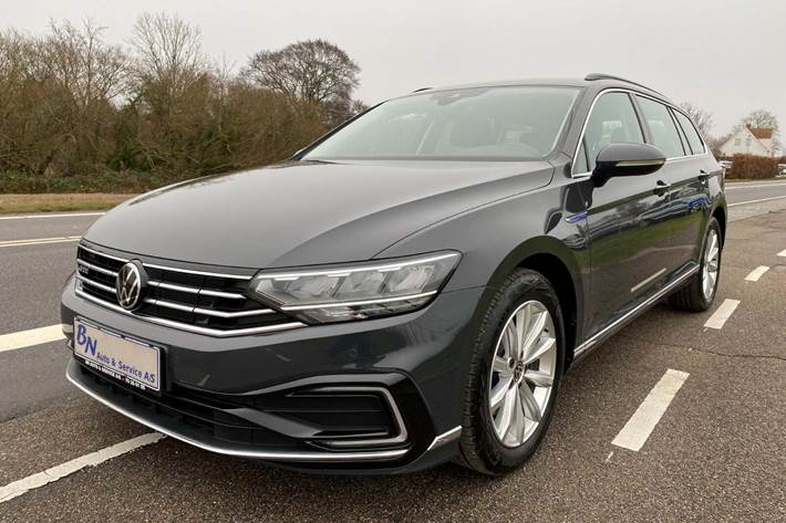 Grå VW Passat fra 2021 set udefra