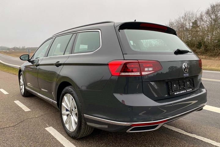 Grå VW Passat fra 2021