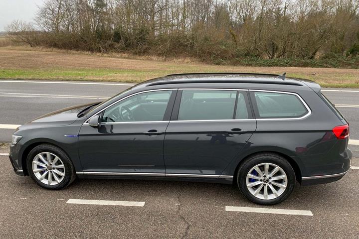 Grå VW Passat fra 2021