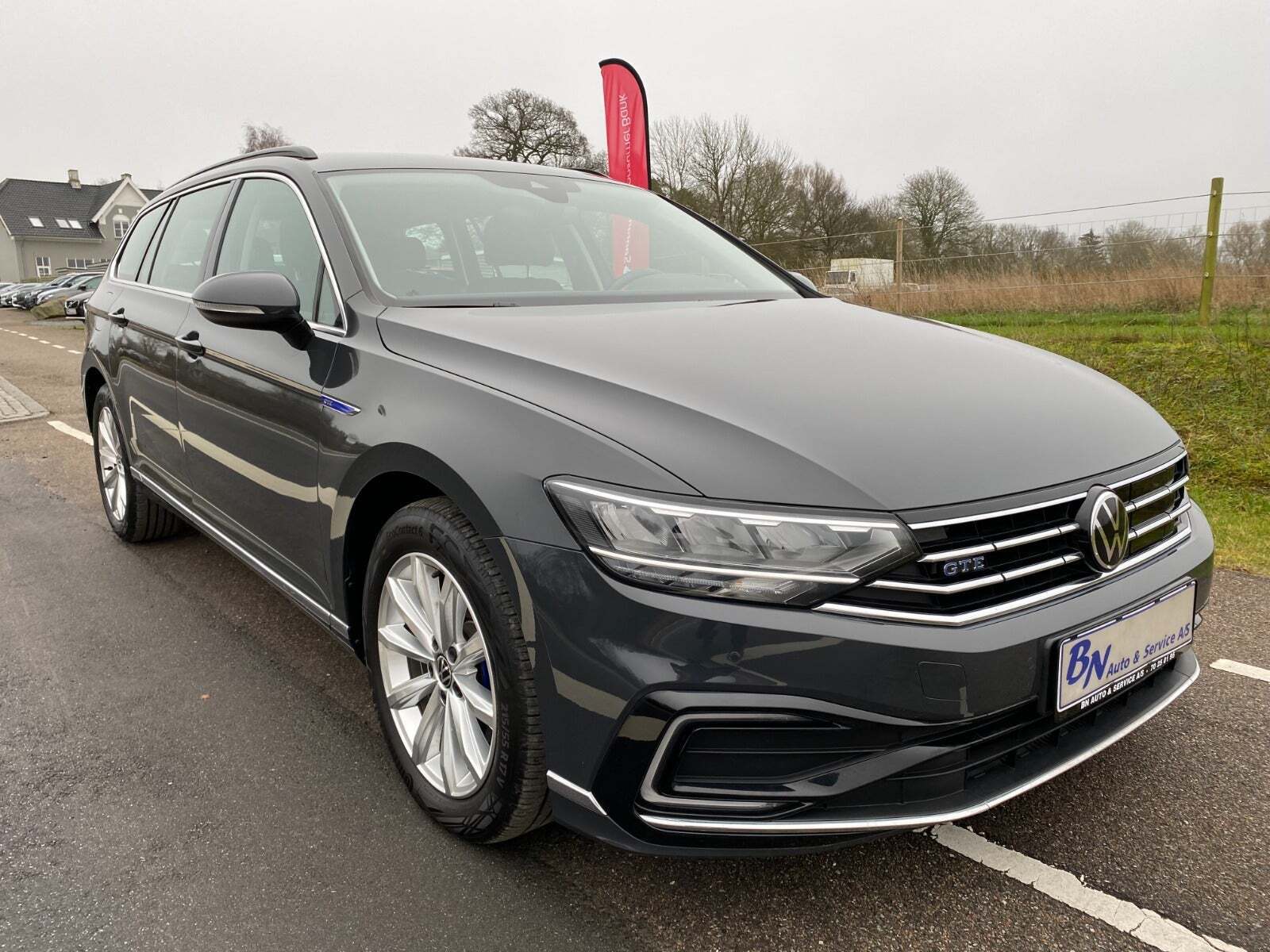 Grå VW Passat fra 2021 set udefra