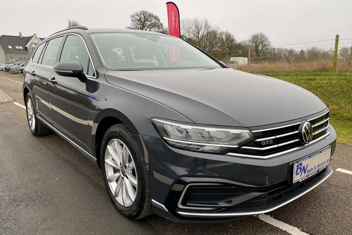 Grå VW Passat fra 2021 set udefra