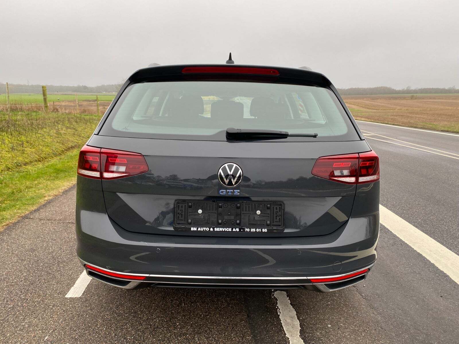 Grå VW Passat fra 2021
