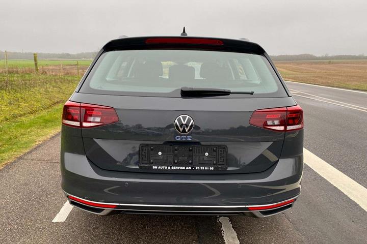 Grå VW Passat fra 2021