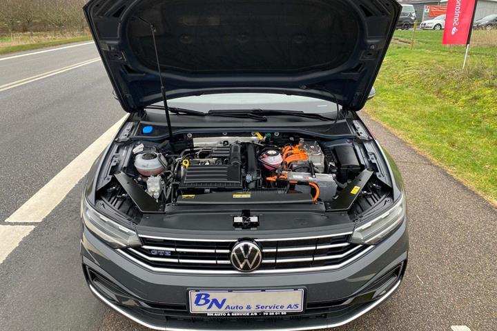 Grå VW Passat fra 2021