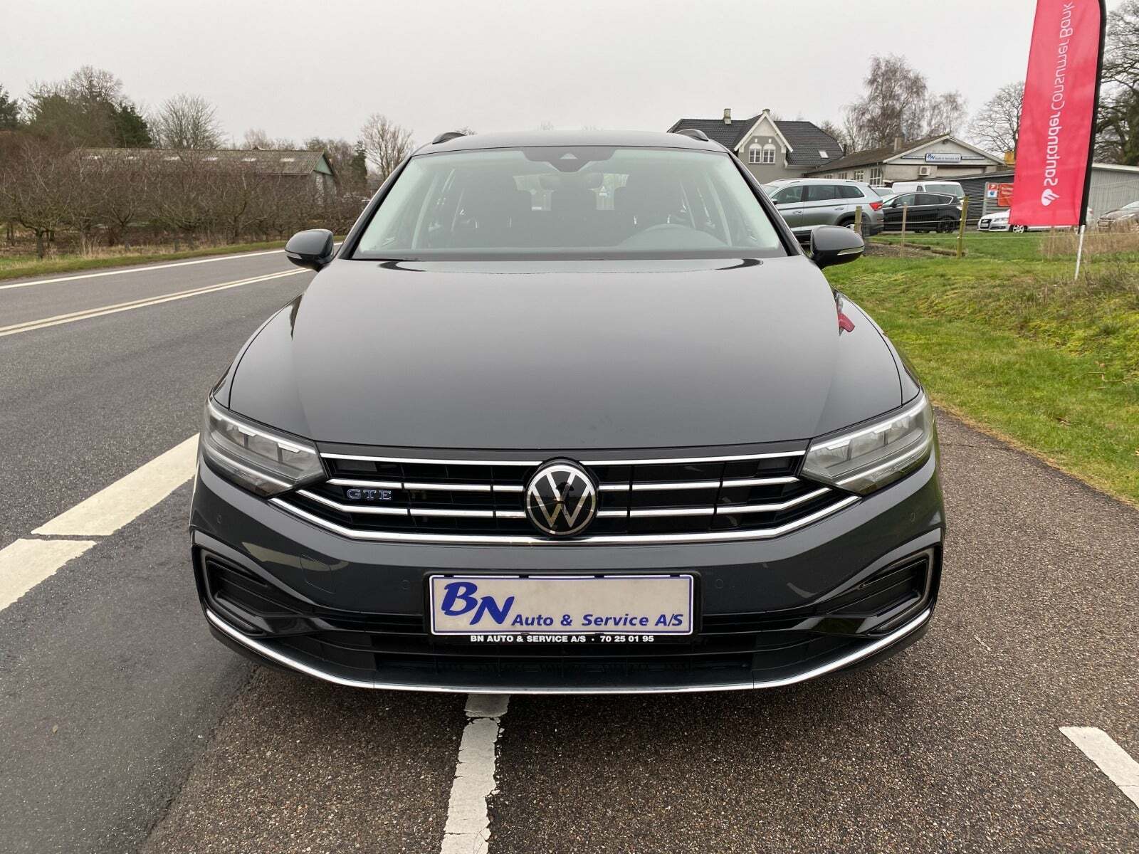 Grå VW Passat fra 2021