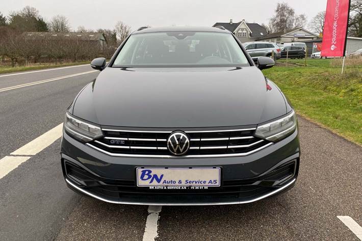 Grå VW Passat fra 2021