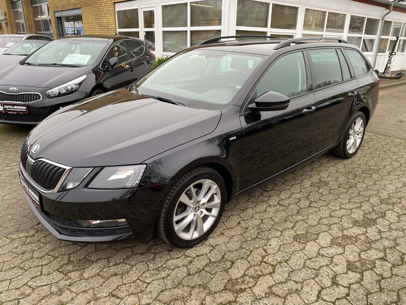 Sort Skoda Octavia fra 2017 set udefra