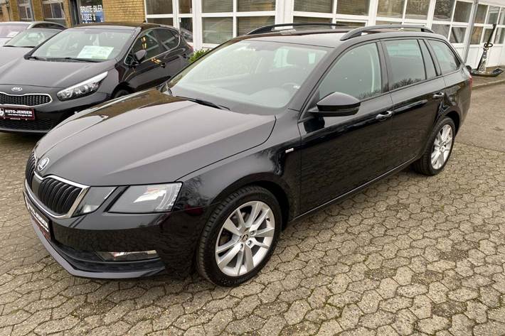 Sort Skoda Octavia fra 2017 set udefra