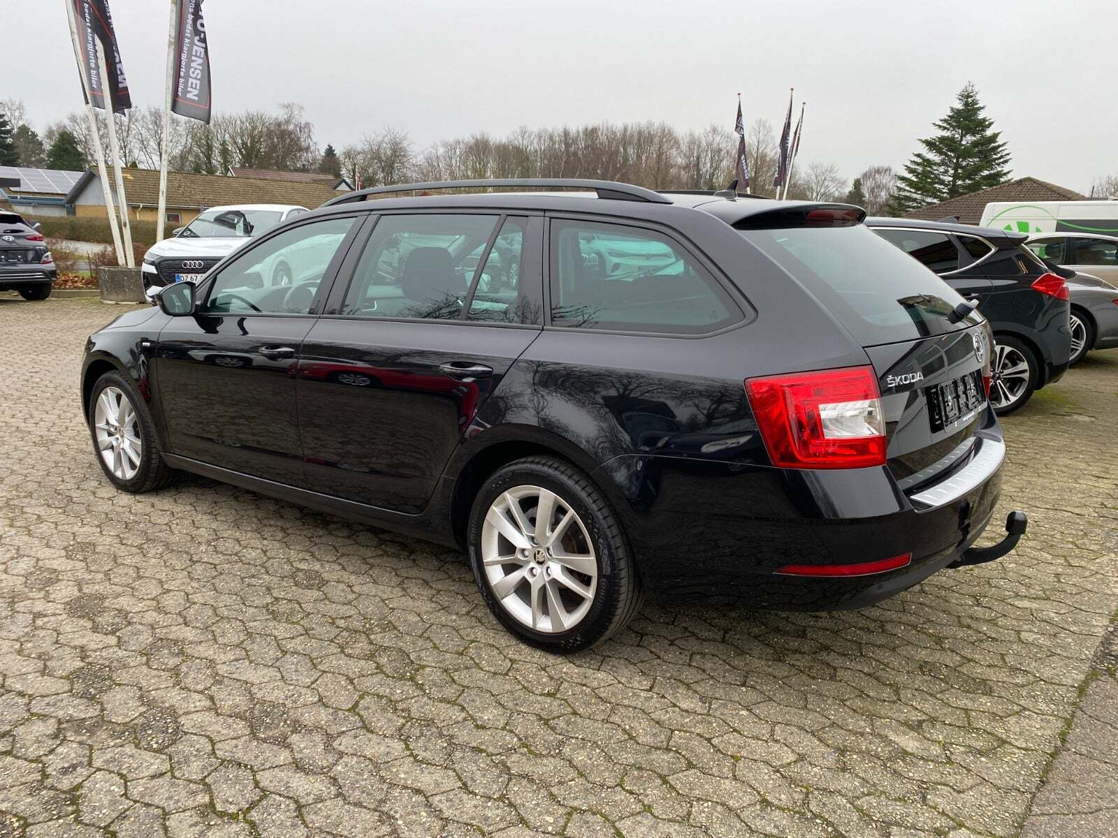 Sort Skoda Octavia fra 2017
