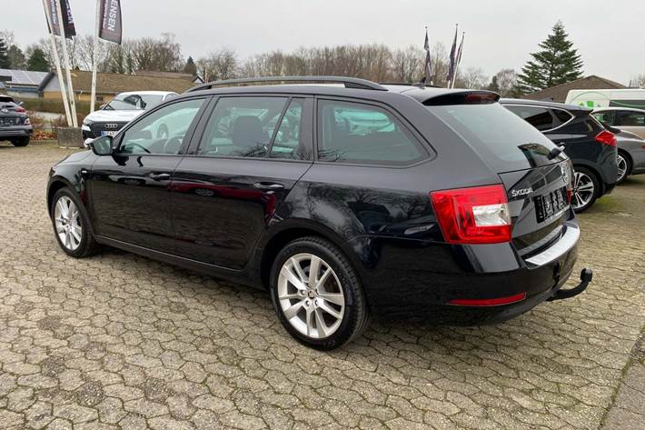 Sort Skoda Octavia fra 2017