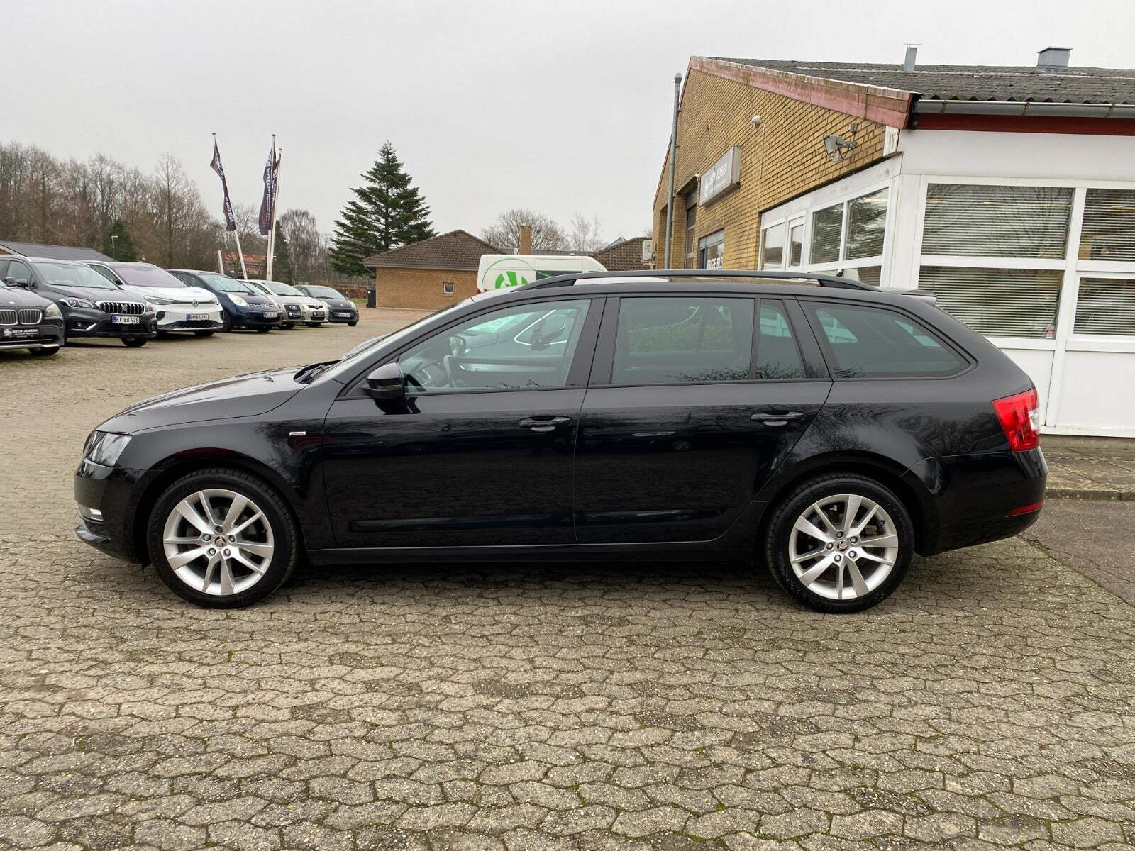 Sort Skoda Octavia fra 2017