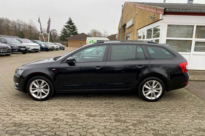 Sort Skoda Octavia fra 2017