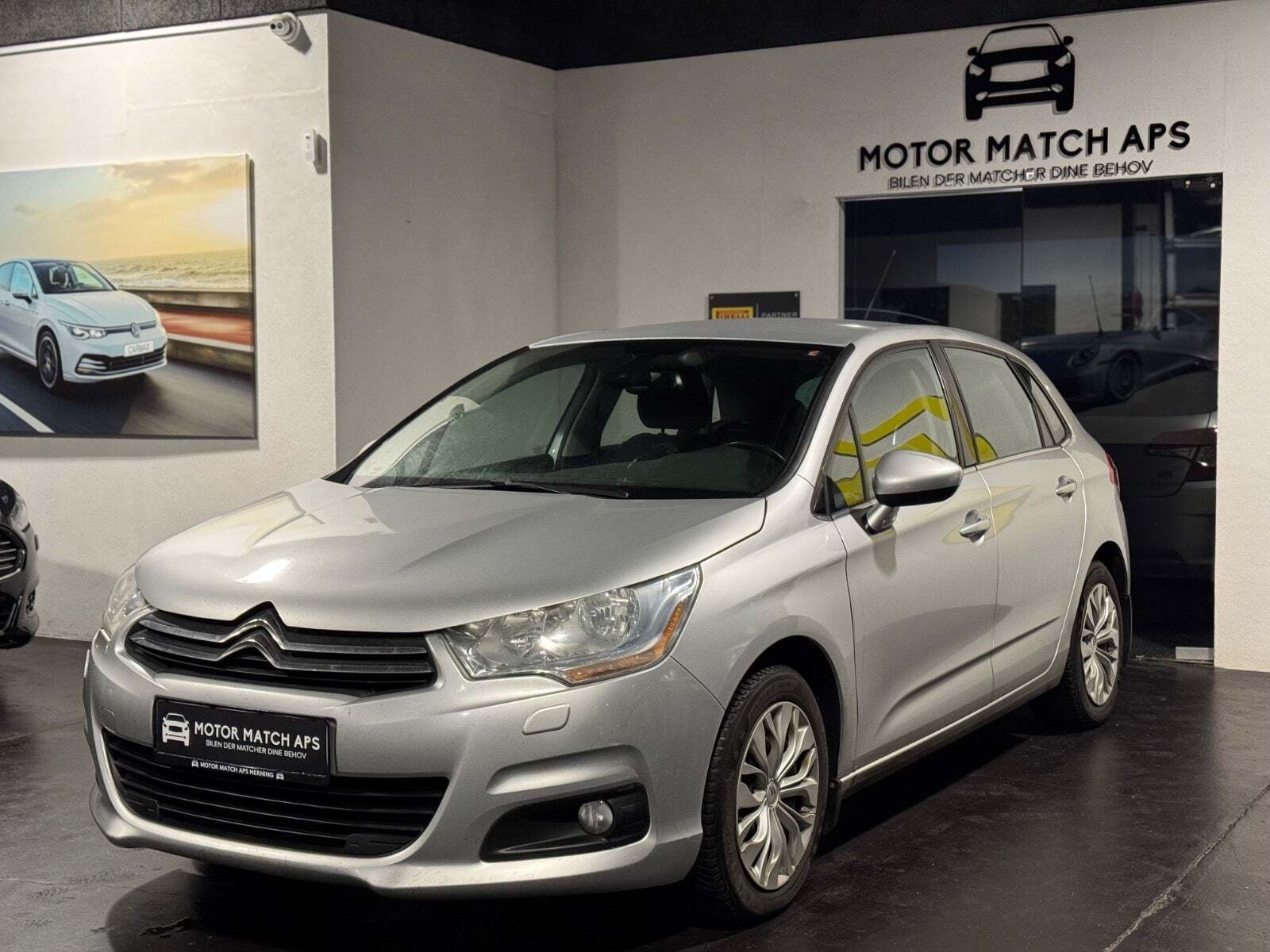 Sølv Citroën C4 fra 2013 set udefra