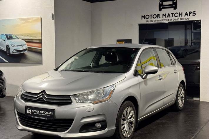 Sølv Citroën C4 fra 2013 set udefra