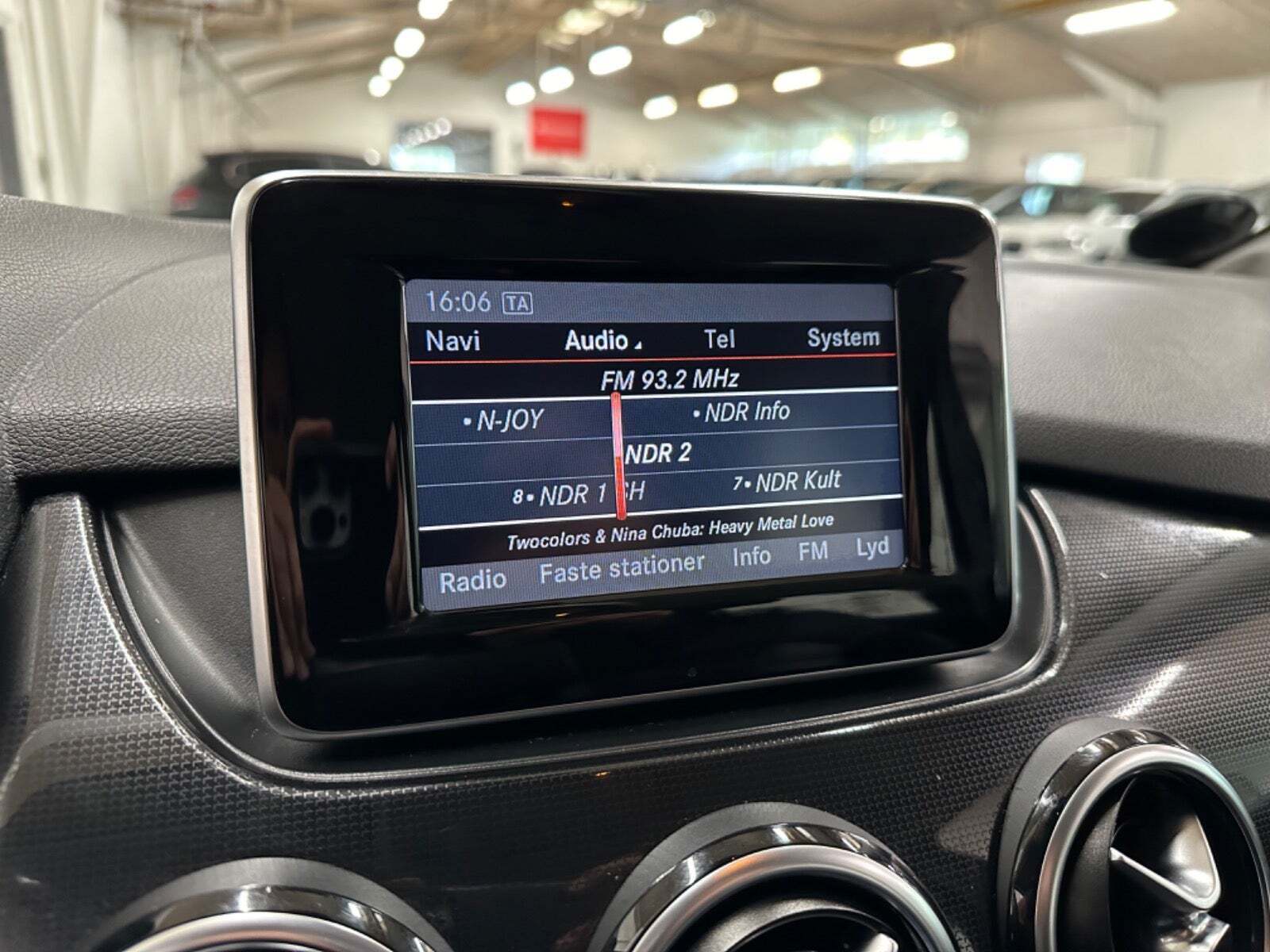 Sort Mercedes B200 fra 2013