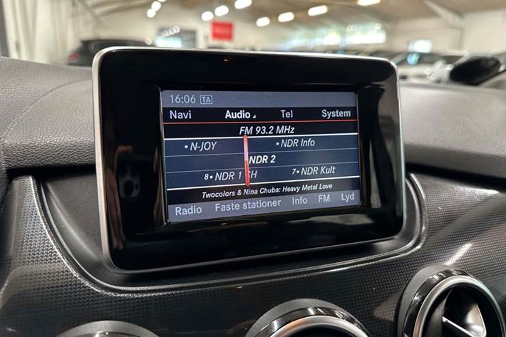 Sort Mercedes B200 fra 2013