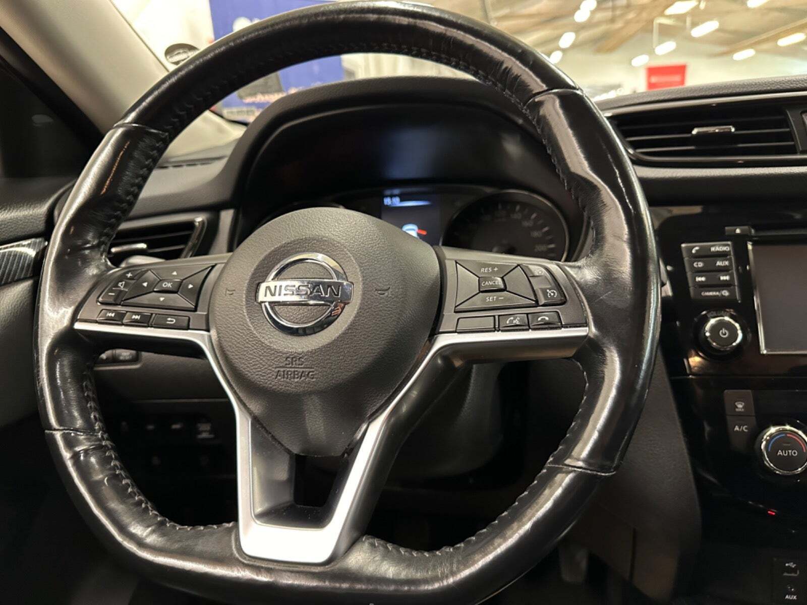 Hvid Nissan X-Trail fra 2018 set indefra