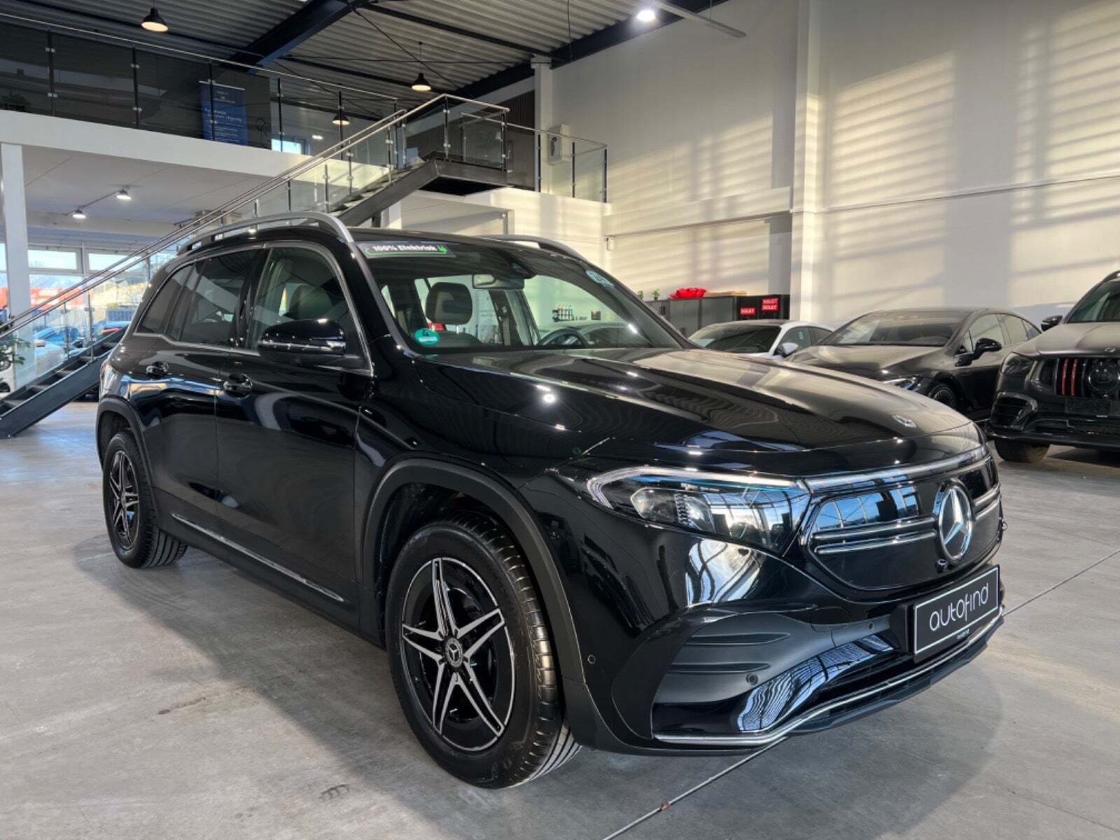 Sort Mercedes EQB300 fra 2023 set udefra