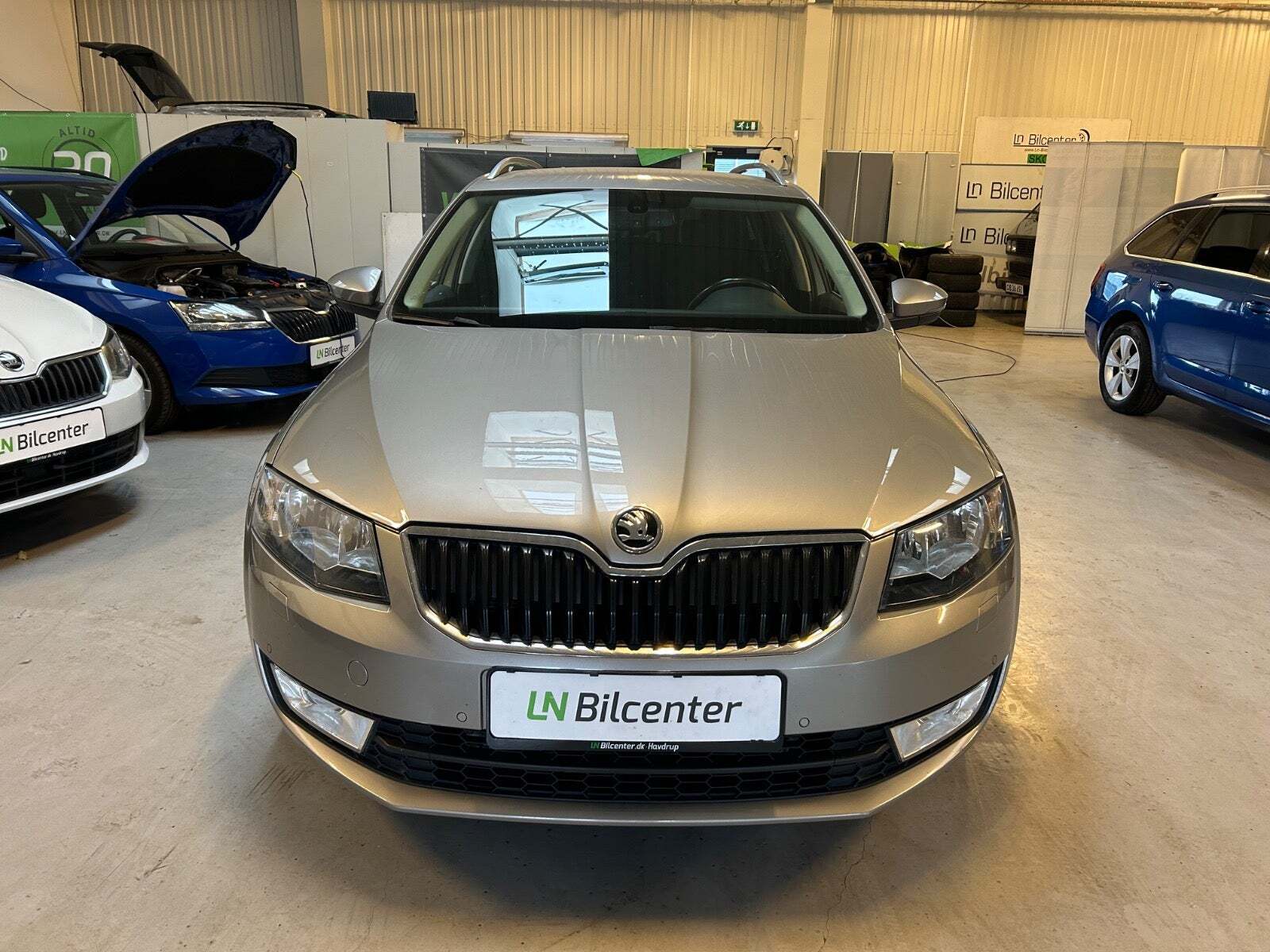 Beige Skoda Octavia fra 2015