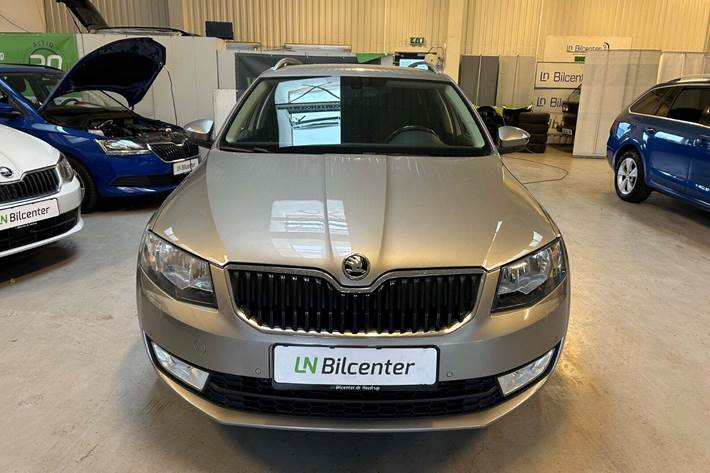 Beige Skoda Octavia fra 2015