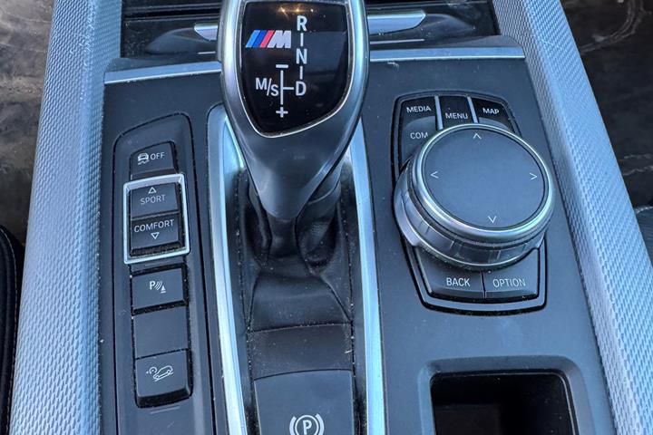 Sølv BMW X5 fra 2017