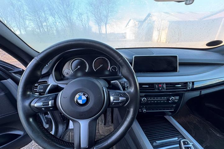 Sølv BMW X5 fra 2017