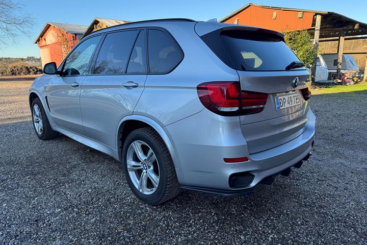 Sølv BMW X5 fra 2017