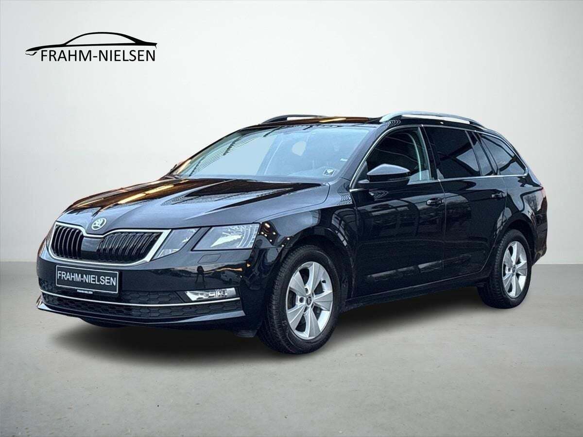 Sort Skoda Octavia fra 2018 set udefra