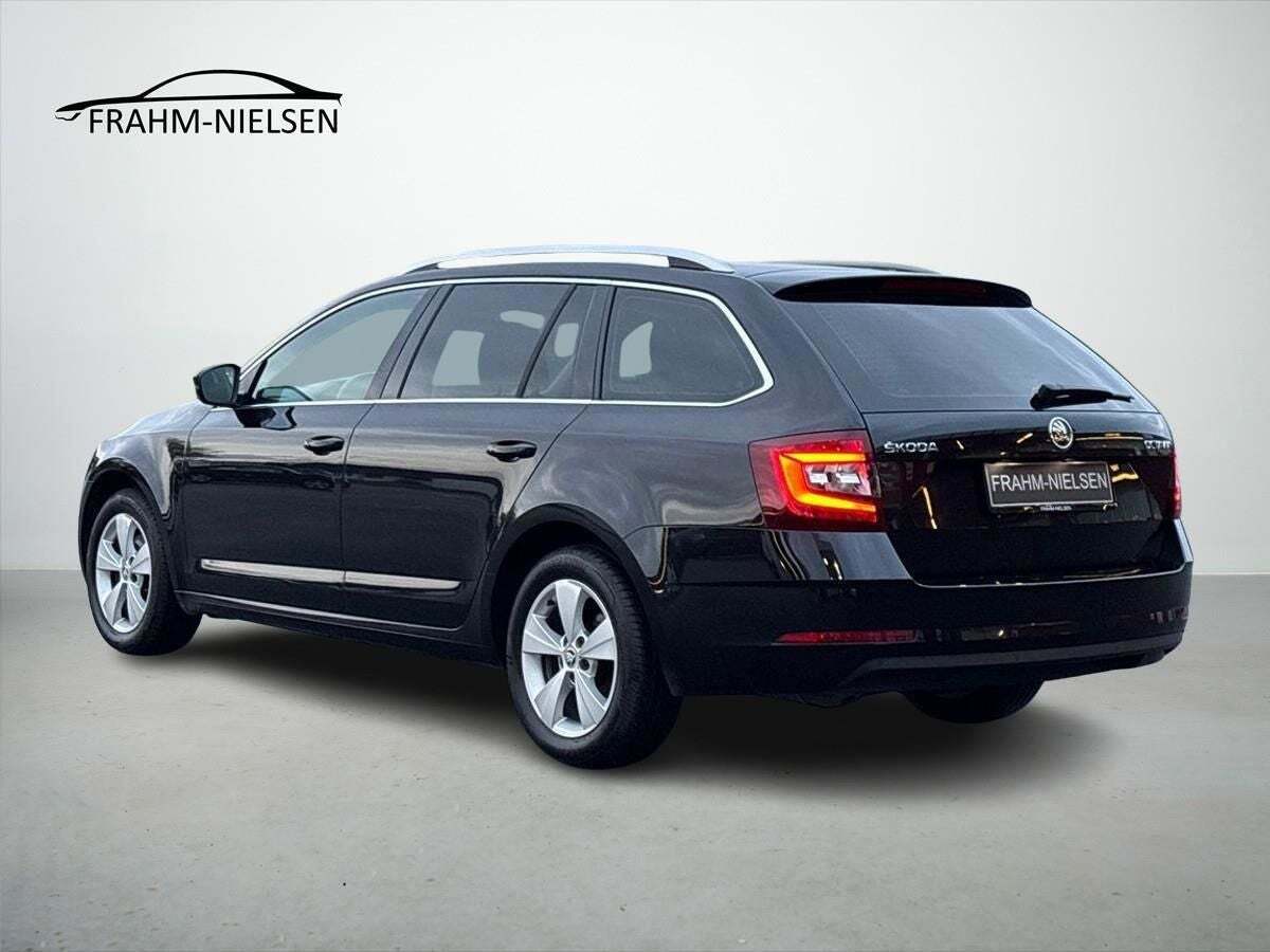 Sort Skoda Octavia fra 2018