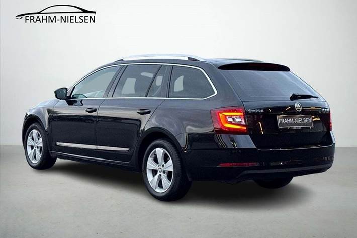 Sort Skoda Octavia fra 2018