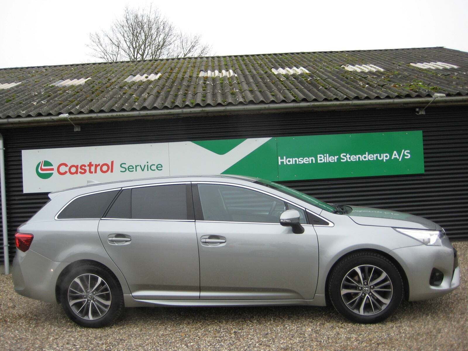 Sølv Toyota Avensis fra 2016