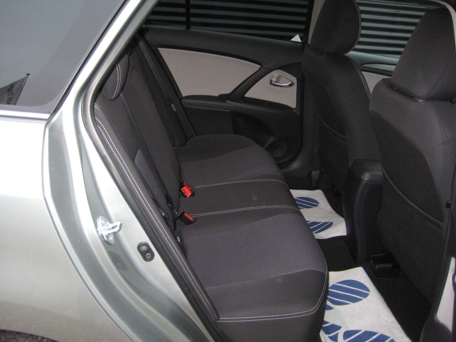 Sølv Toyota Avensis fra 2016