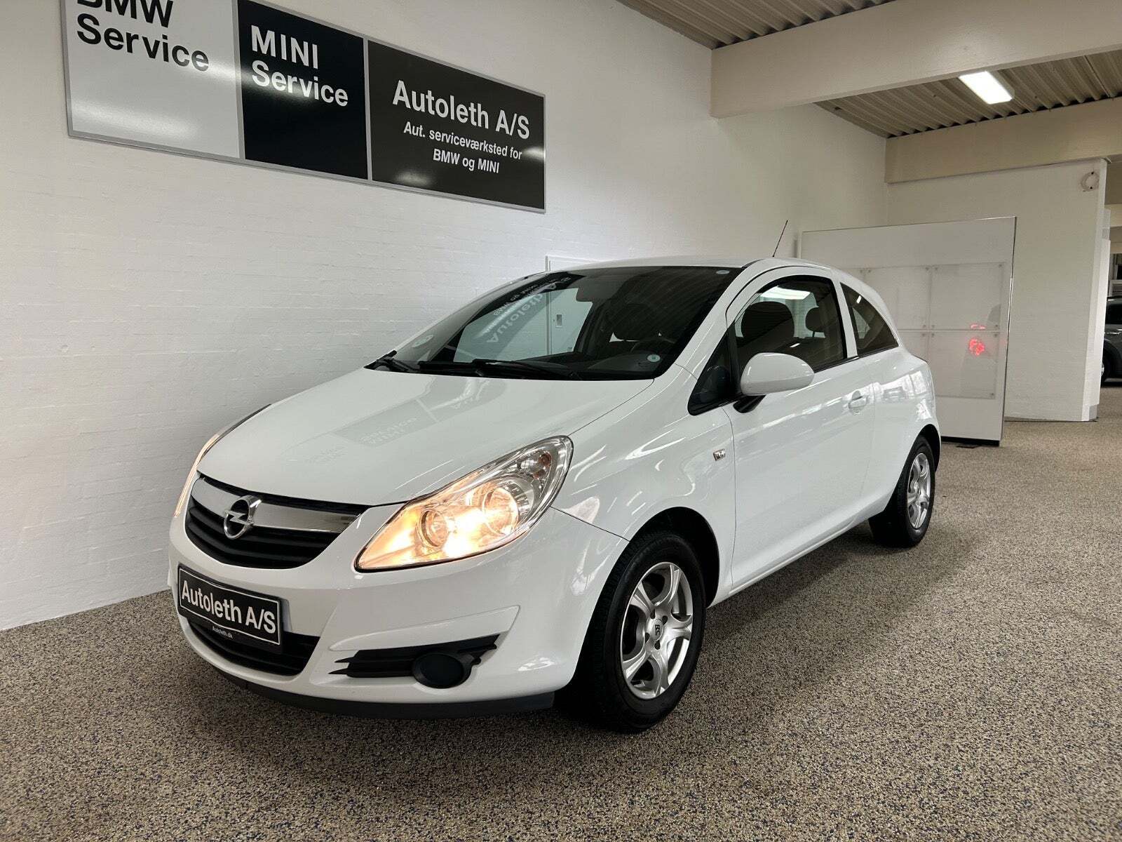 Hvid Opel Corsa fra 2010