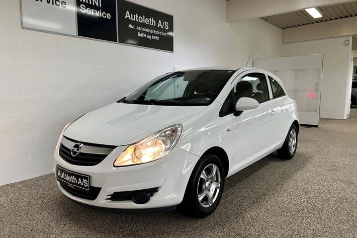 Hvid Opel Corsa fra 2010