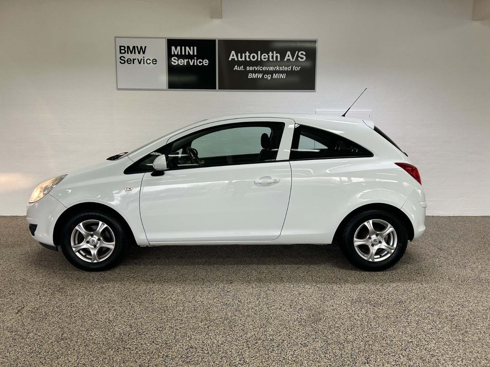 Hvid Opel Corsa fra 2010