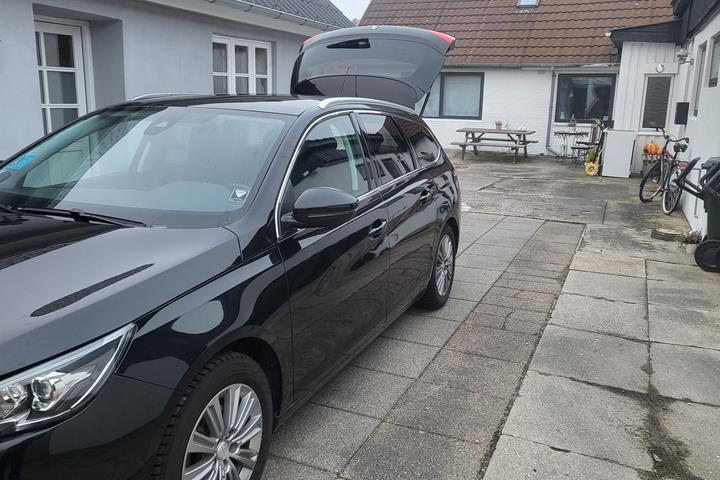 Sort Peugeot 308 fra 2019