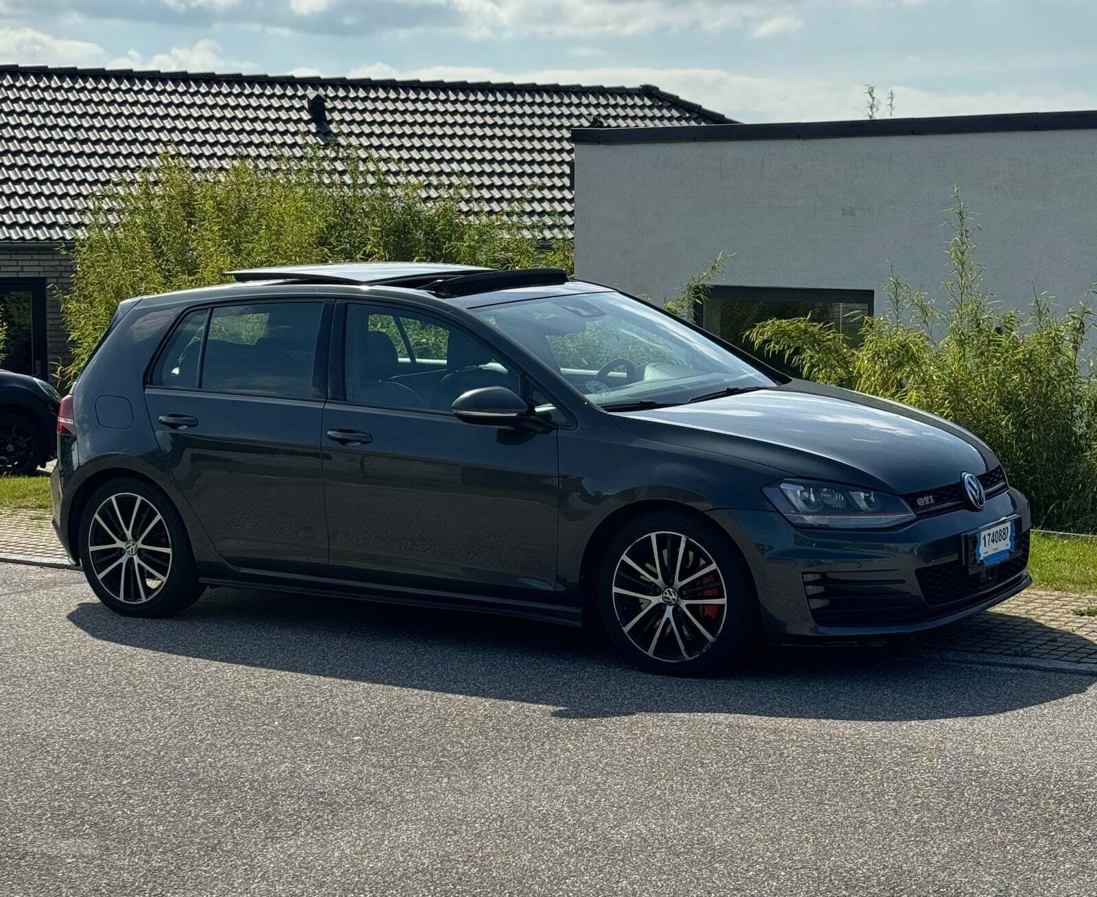 Grå VW Golf VII fra 2015