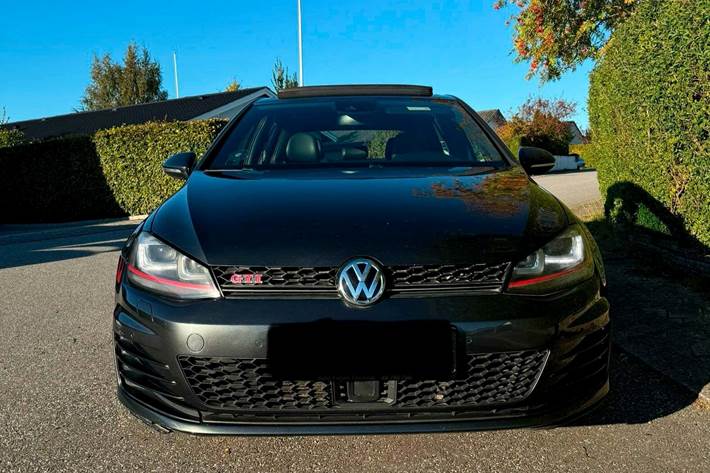 Grå VW Golf VII fra 2015