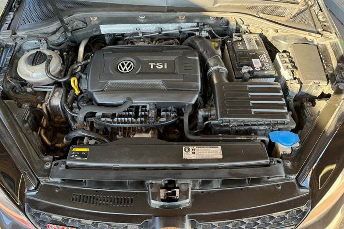 Grå VW Golf VII fra 2015