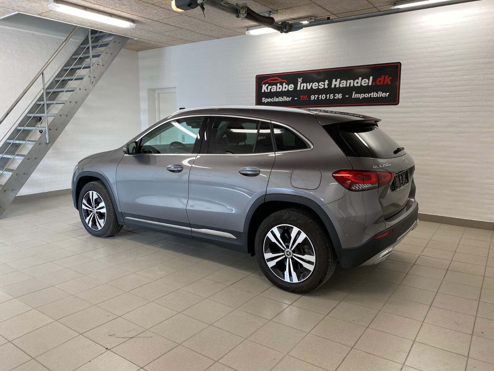 Grå Mercedes GLA250 e fra 2021 set udefra