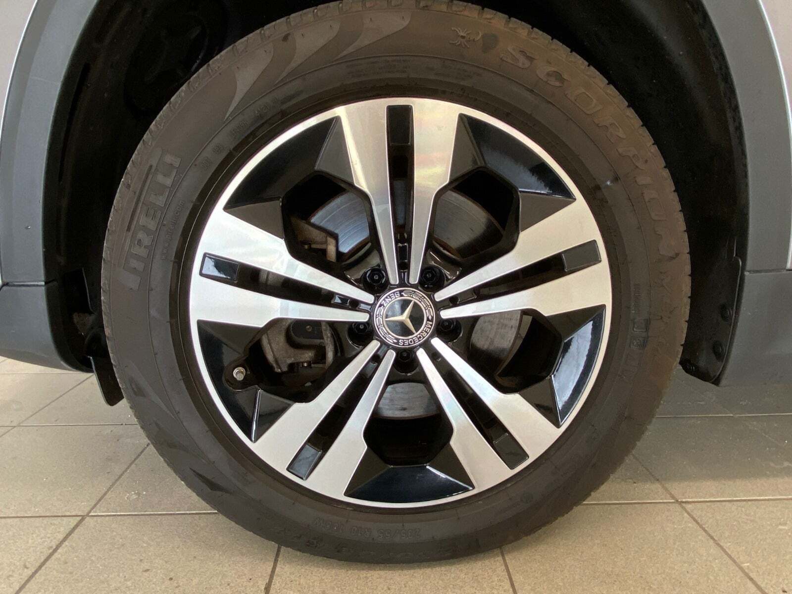 Grå Mercedes GLA250 e fra 2021