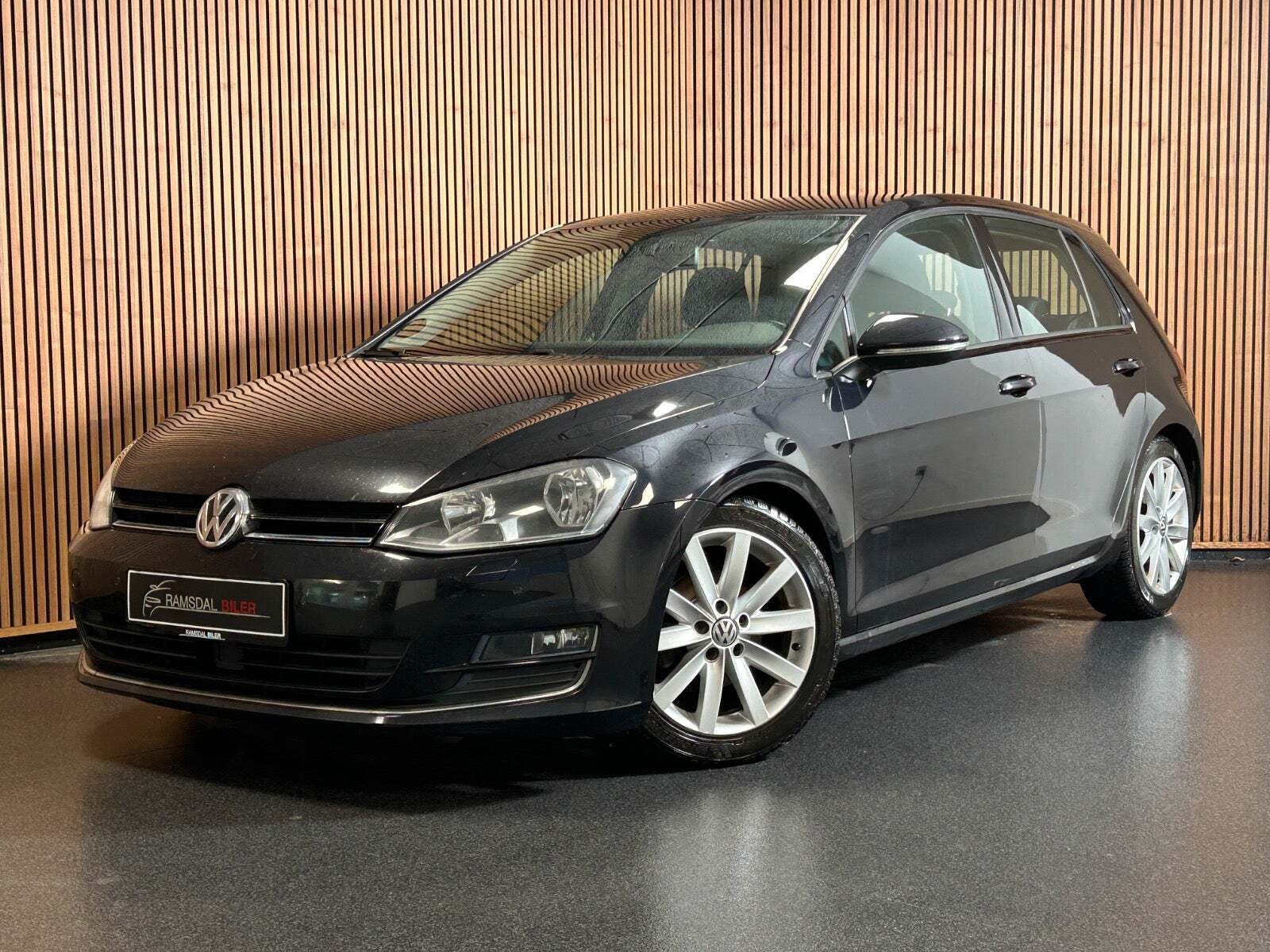 Sort VW Golf VII fra 2014 set udefra